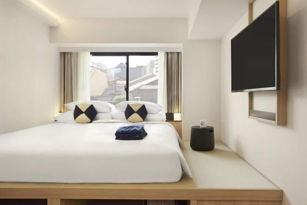 Blackout drapes, soundproofing, free WiFi, bed sheets