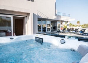 A modern outdoor hot tub area with lounge chairs and a poolside setting. - Luxury Villa w/ Jacuzzi and Heatable Pool (Armação de Pêra)