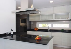 Geladeira, micro-ondas, fogão, cooktop