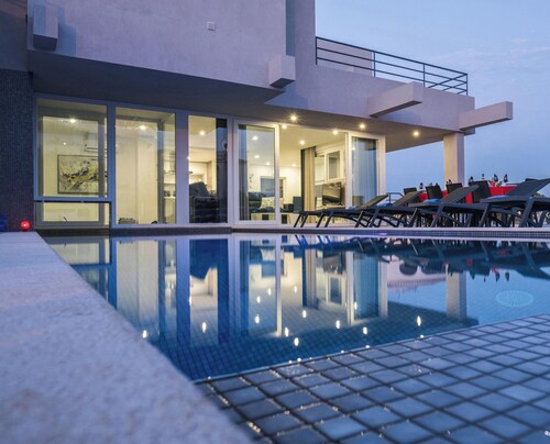 Luxury Villa w/ Jacuzzi and Heatable Pool