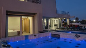 A modern hotel with a pool area, a hot tub, and a dining area with outdoor seating. - Luxury Villa w/ Jacuzzi and Heatable Pool (Armação de Pêra)