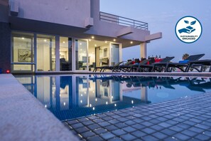 Piscina all'aperto, una piscina riscaldata
