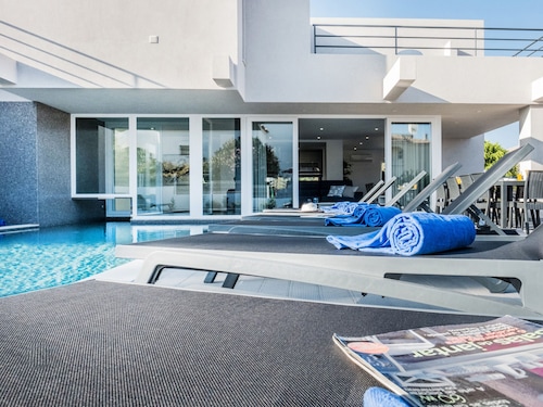 Luxury Villa w/ Jacuzzi and Heatable Pool