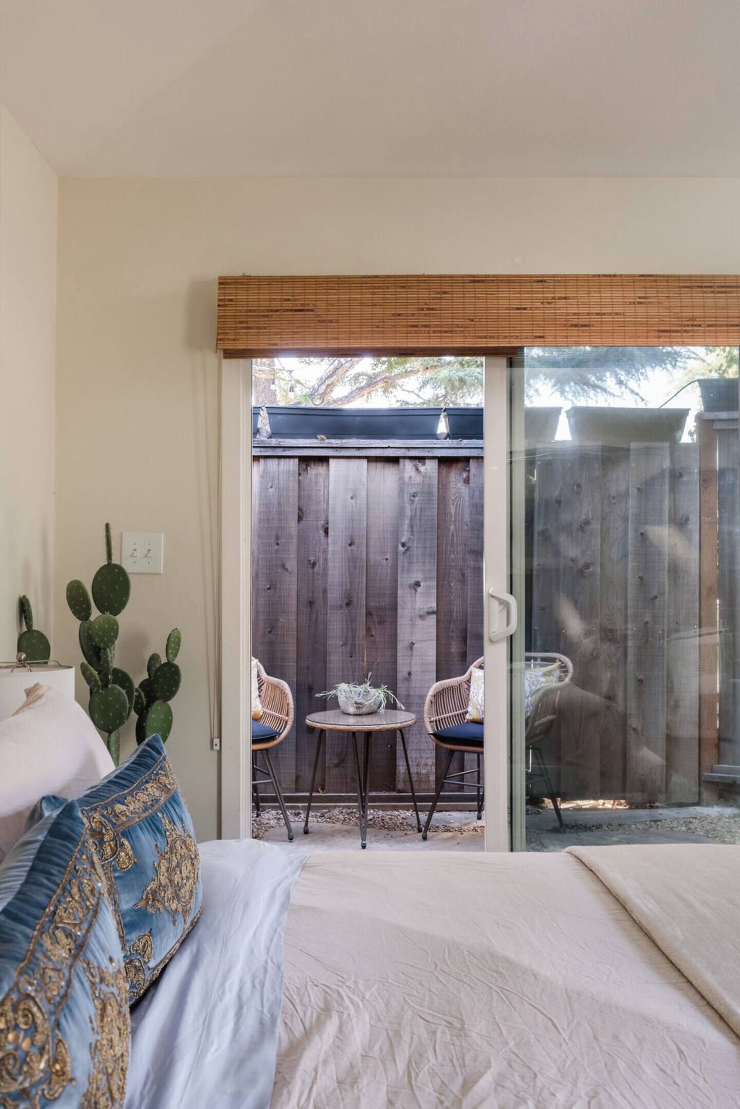 1 makuuhuone, työpöytä, silitysrauta/-lauta, vauvan matkasänky