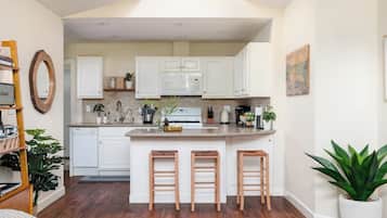 Jääkaappi, uuni, liesi, astianpesukone