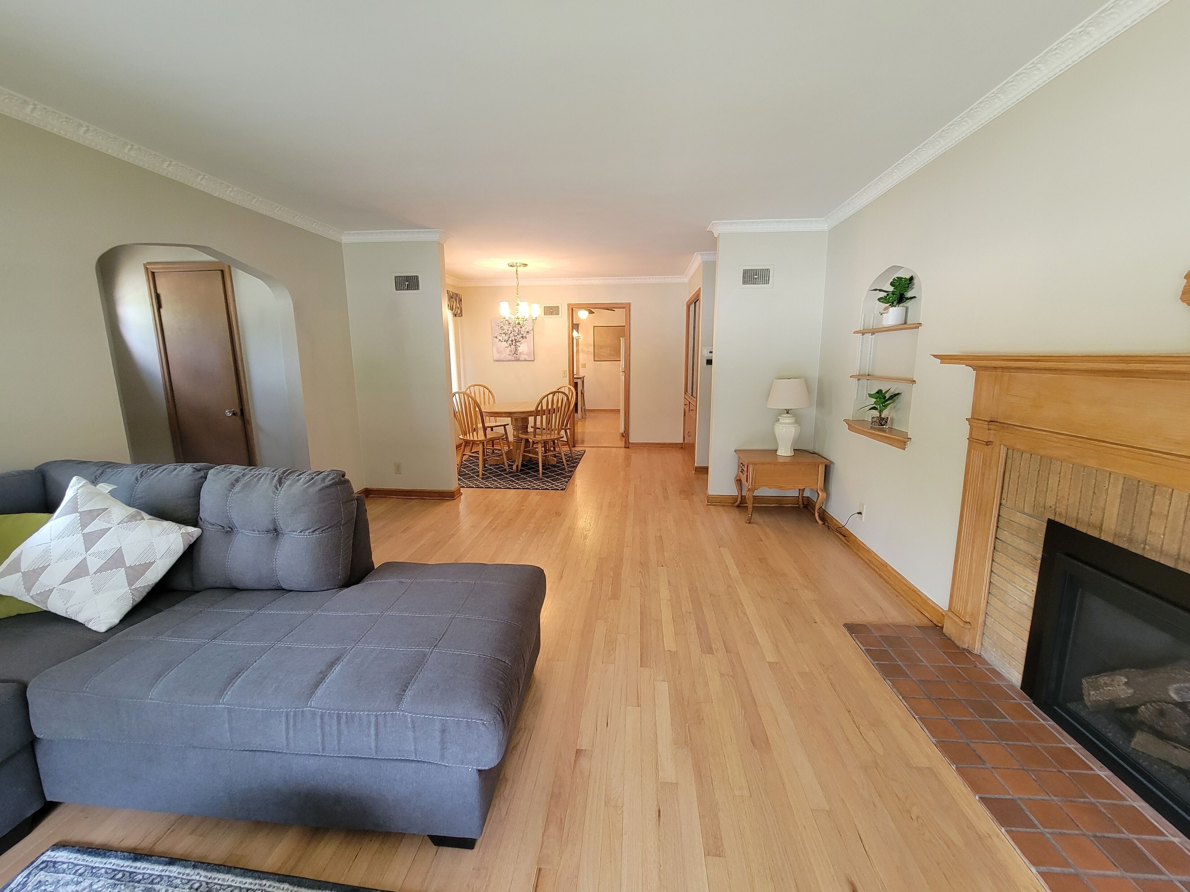 Cheerful 3 bedroom home with garage parking