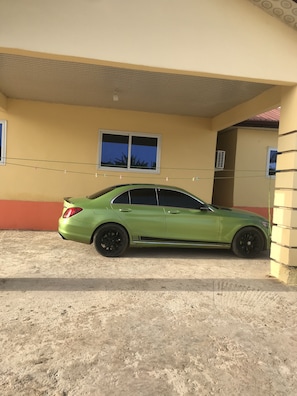 Property grounds - Guesthouse in Greater Accra. Close to beach. (Accra)