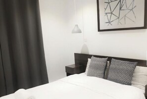 5 bedrooms, free WiFi, bed sheets - Guesthouse in Greater Accra. Close to beach. (Accra)