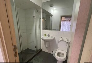 Toalhas de banho, sabonete, shampoo, papel higiênico