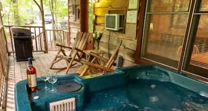 Cozy Cabin: River View with Hot Tub