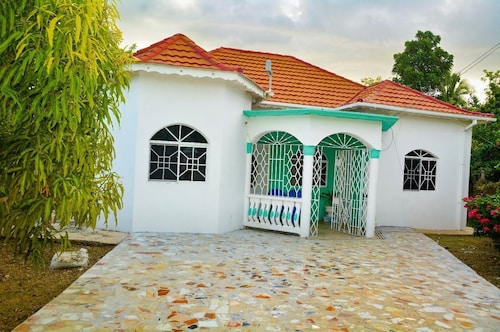 Soothing 2-bedroom bed & breakfast in charming Black River