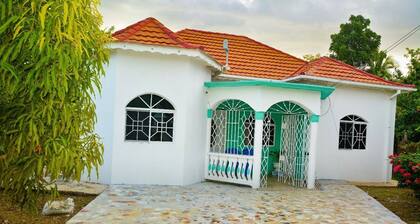 Soothing 2-bedroom bed & breakfast in charming Black River