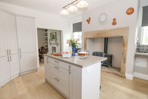 Cottage | Private kitchen | Fridge, dishwasher, cookware/dishes/utensils