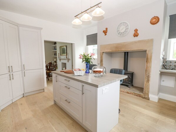 Cottage | Private kitchen | Fridge, dishwasher, cookware/dishes/utensils