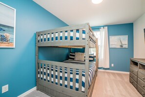 3 habitaciones, tabla de planchar con plancha y cuna de viaje 