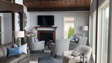 Smart TV, lareira, videogames, DVD player