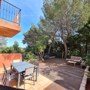 Outdoor dining - House in private residence, 5 min drive to beach, 5 min walk to shops. (Saint-Raphaël)