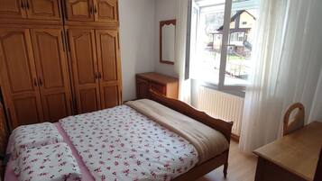 2 bedrooms, in-room safe, desk, iron/ironing board