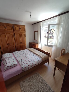 2 camere, una cassaforte in camera, una scrivania, ferro/asse da stiro