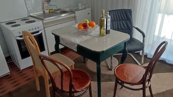 Refrigerador, utensilios de cocina, toallas de papel y comedor