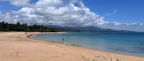 Espreguiçadeiras, toalhas de praia 