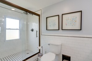 Kostenlose Toilettenartikel, Haartrockner, Handtücher