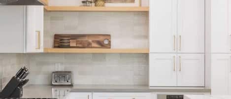 Een koelkast, een magnetron, een oven, een kookplaat