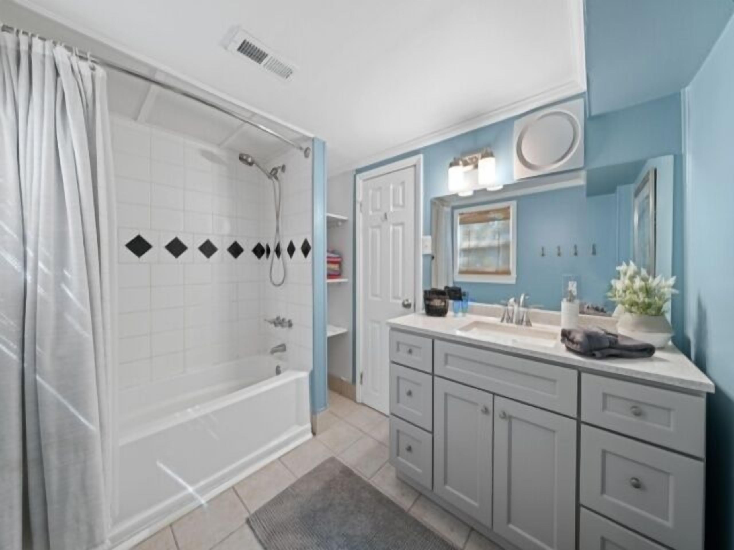 Carolina Sunshine (3-Bedroom Villa) by RedAwning