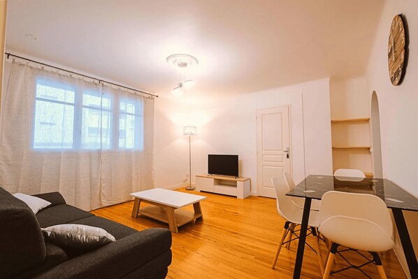 Living area - Hyper Centre: Bright 2-bedroom designer apartment. (Tarbes)