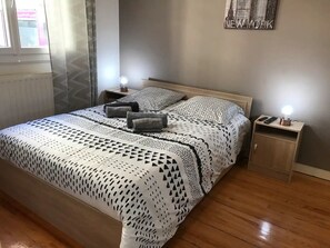 2 bedrooms, WiFi, bed sheets - Hyper Centre: Bright 2-bedroom designer apartment. (Tarbes)