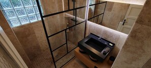 Shower, hair dryer, towels - Hyper Centre: Bright 2-bedroom designer apartment. (Tarbes)