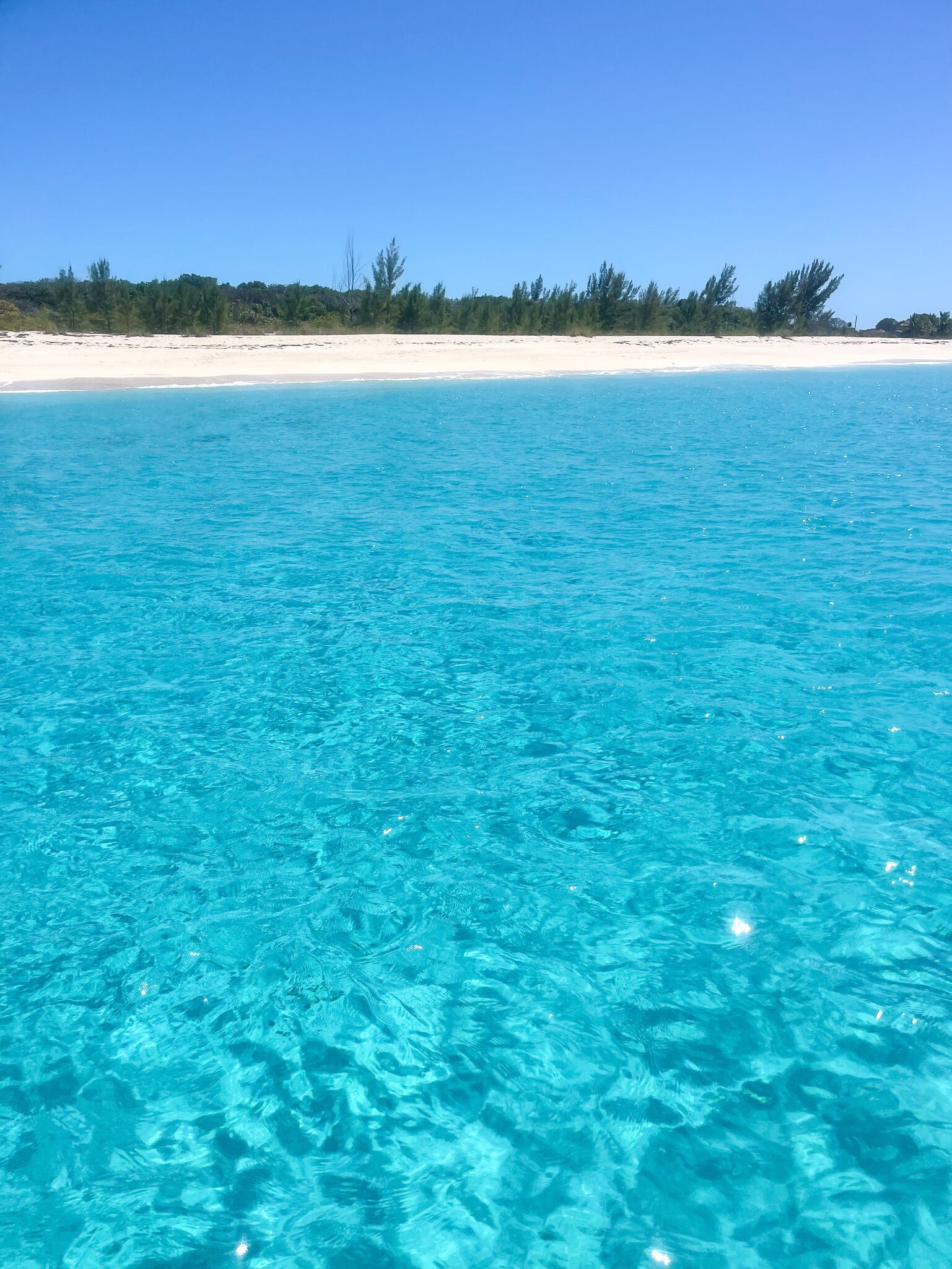 Rannalla, aurinkotuoleja, rantapyyhkeitä