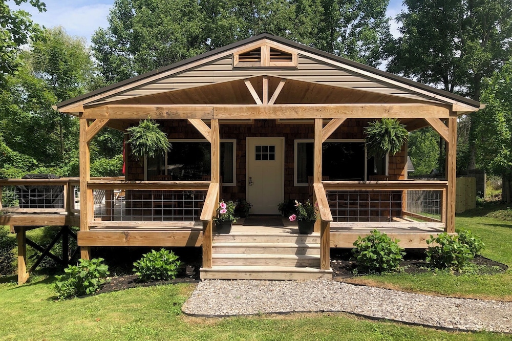 Newly built home less than 2 miles from the New River Gorge!