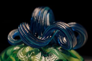 Eine Nahaufnahme einer Glaskunst aus Glas mit einem spiralförmigen Design.