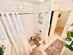 Secadora de cabello, toallas, jabón, papel de baño 
