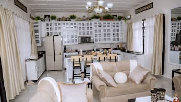 Luxury Double or Twin Room | Ruang tamu | 84 inci televisyen skrin rata dengan kabel, TV, Netflix