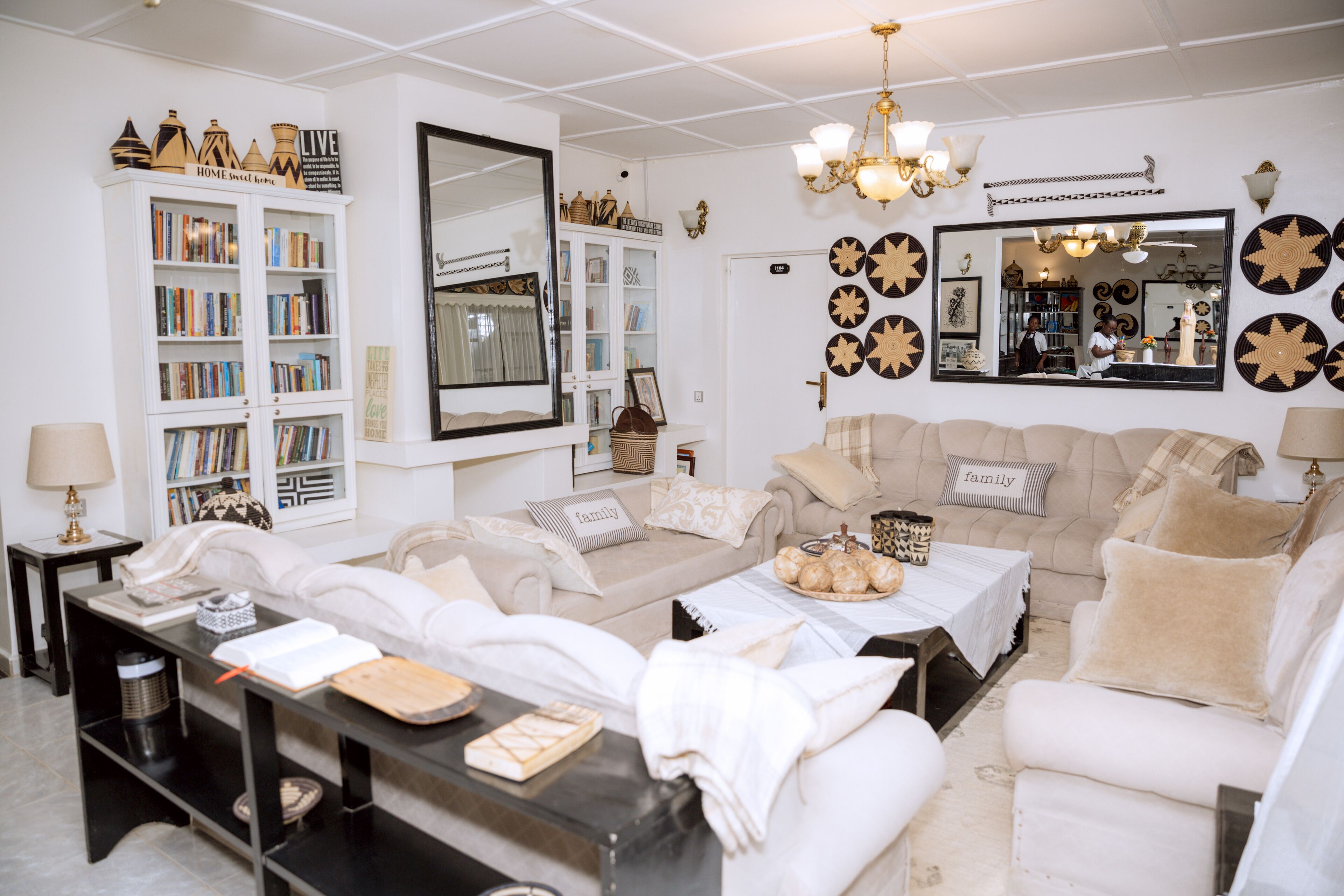 84-英寸纯平电视（配备有线频道）、电视、Netflix