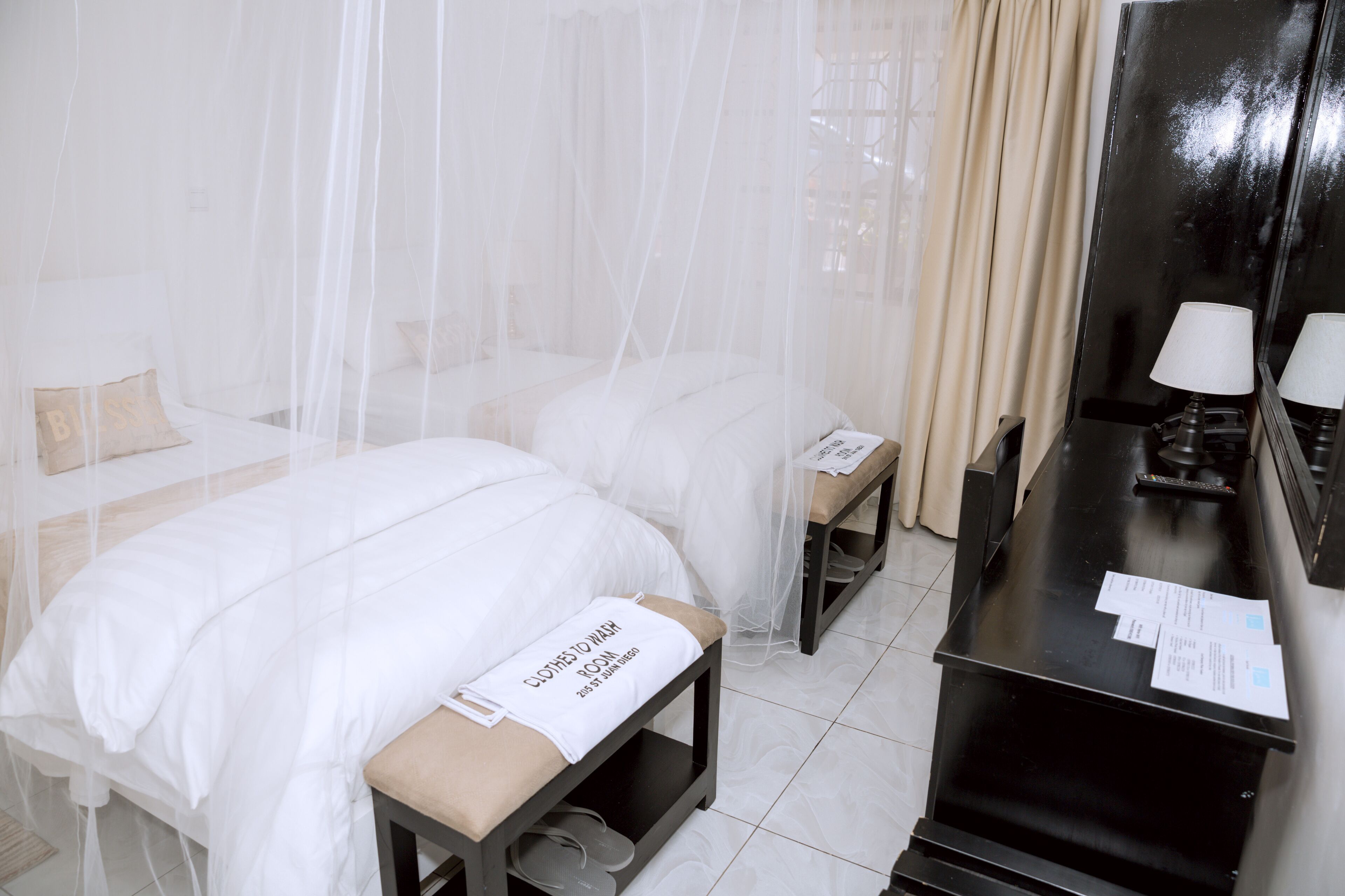Kamar Double atau Twin Mewah | Seprai premium, selimut bulu angsa, dan didekorasi berbeda-beda