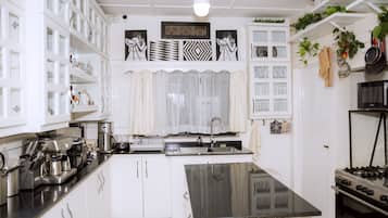 Luxury Double or Twin Room | Dapur peribadi | Peti sejuk/penyejuk beku saiz penuh, ketuhar gelombang mikro, ketuhar