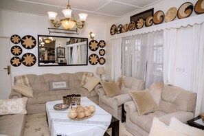 Luxury Double or Twin Room | Living area