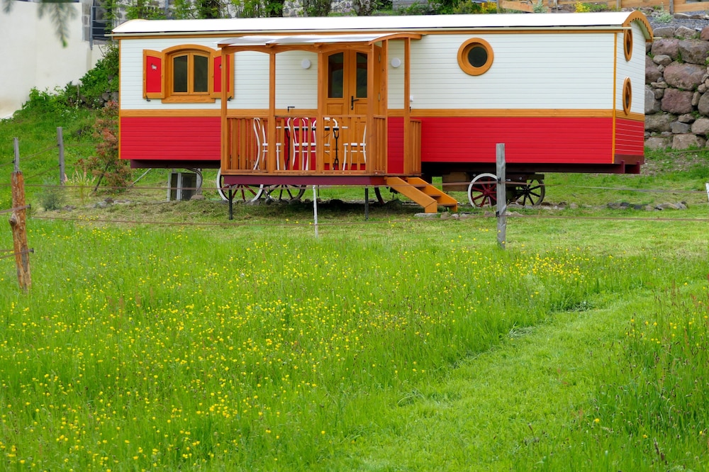 All-wood trailer : "Le gîte-donkeys"