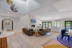 TV, fireplace, stereo - Our Poolside Desert Nirvana (Palm Springs)