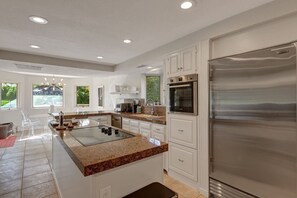 Fridge, microwave, oven, stovetop - Our Poolside Desert Nirvana (Palm Springs)