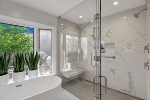 Badewanne, Haartrockner, Handtücher