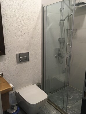 Shower, rainfall showerhead, free toiletries, hair dryer
