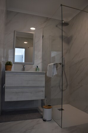 Haartrockner, Handtücher, Shampoo, Toilettenpapier