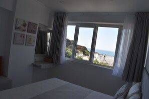 1 chambre, bureau, fer et planche à repasser, lit parapluie