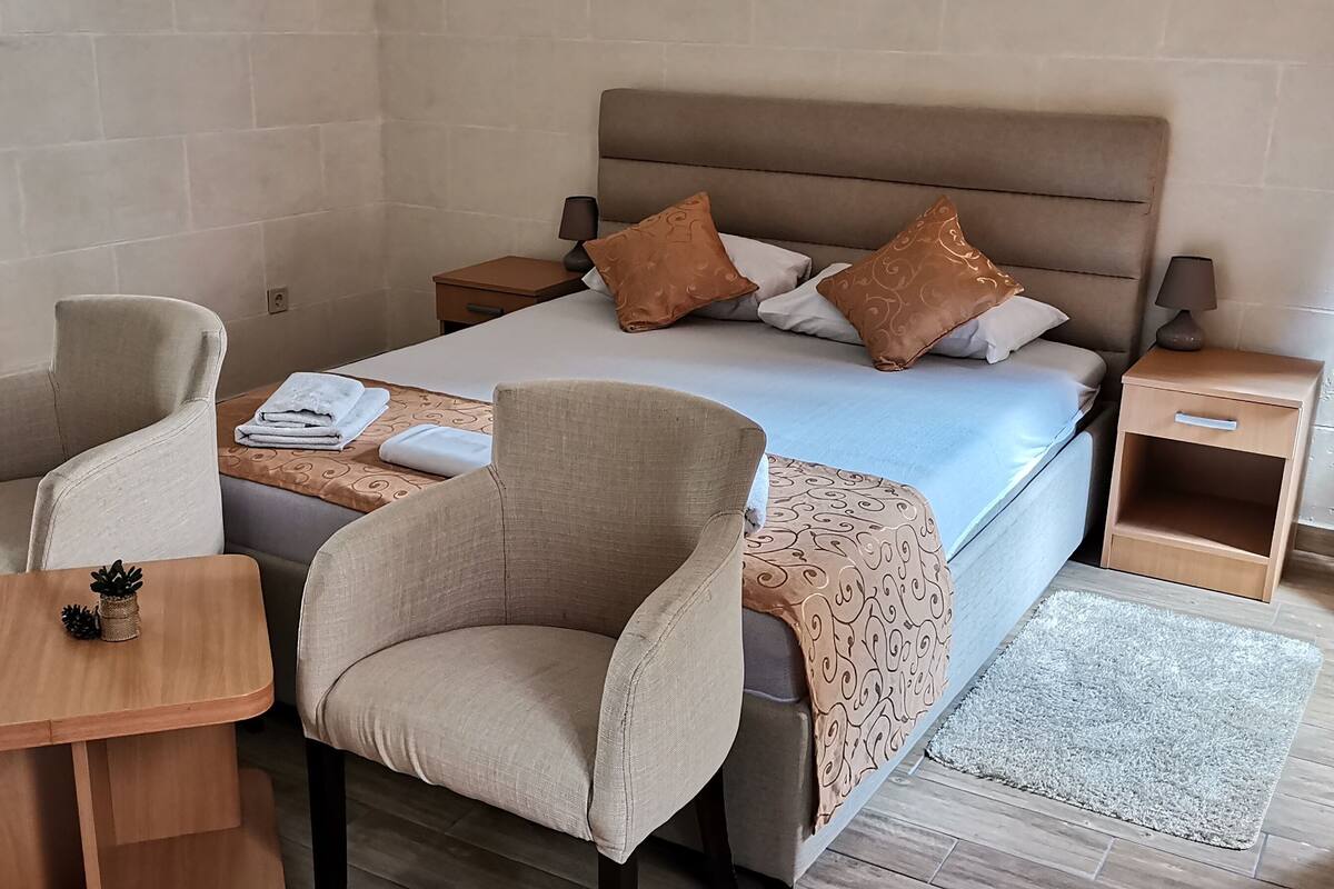1 bedroom, premium bedding, memory foam beds, WiFi (free)