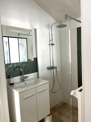 Dusche, Haartrockner, Handtücher