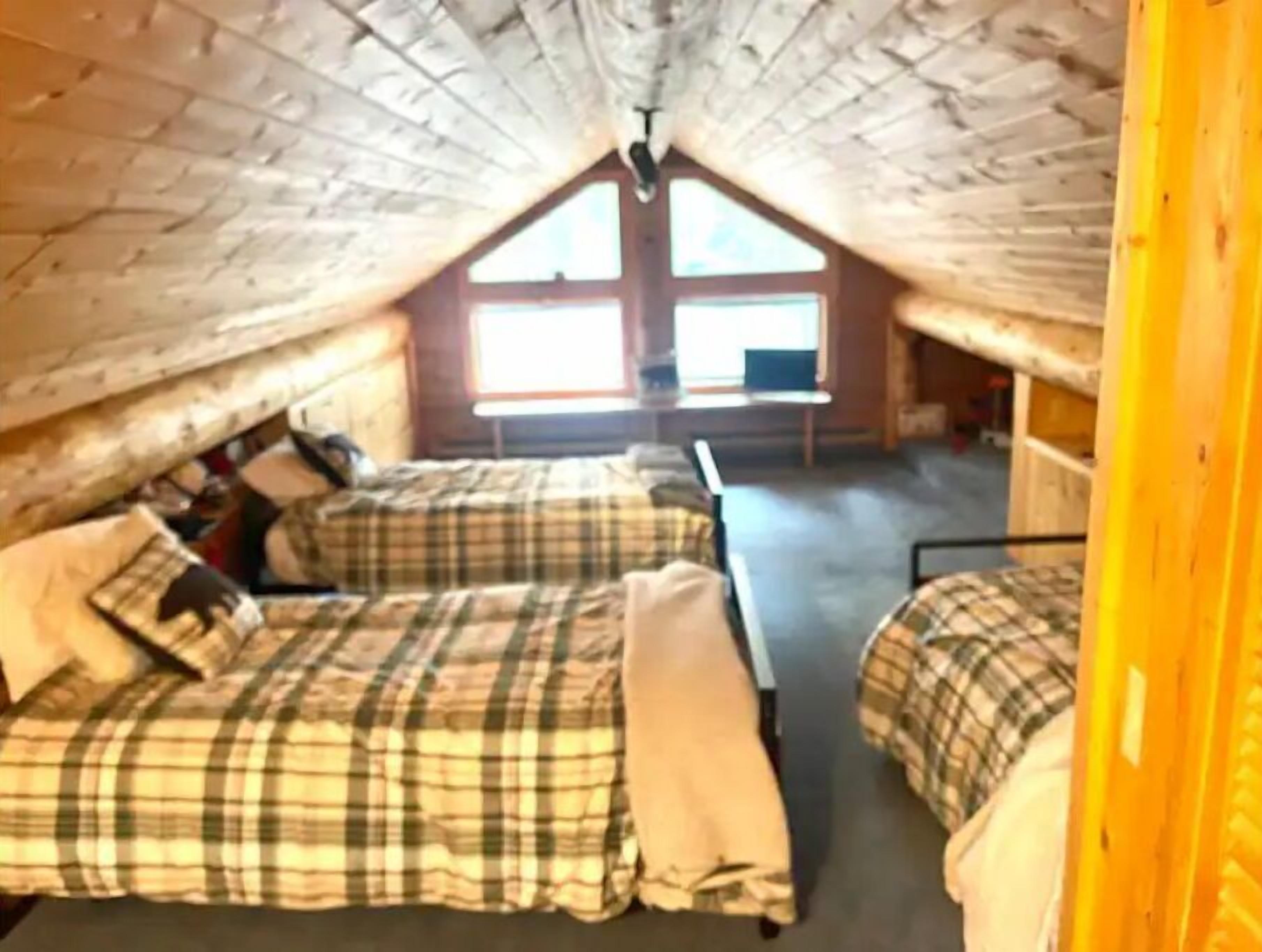 Log Lodge with Panoramic Views